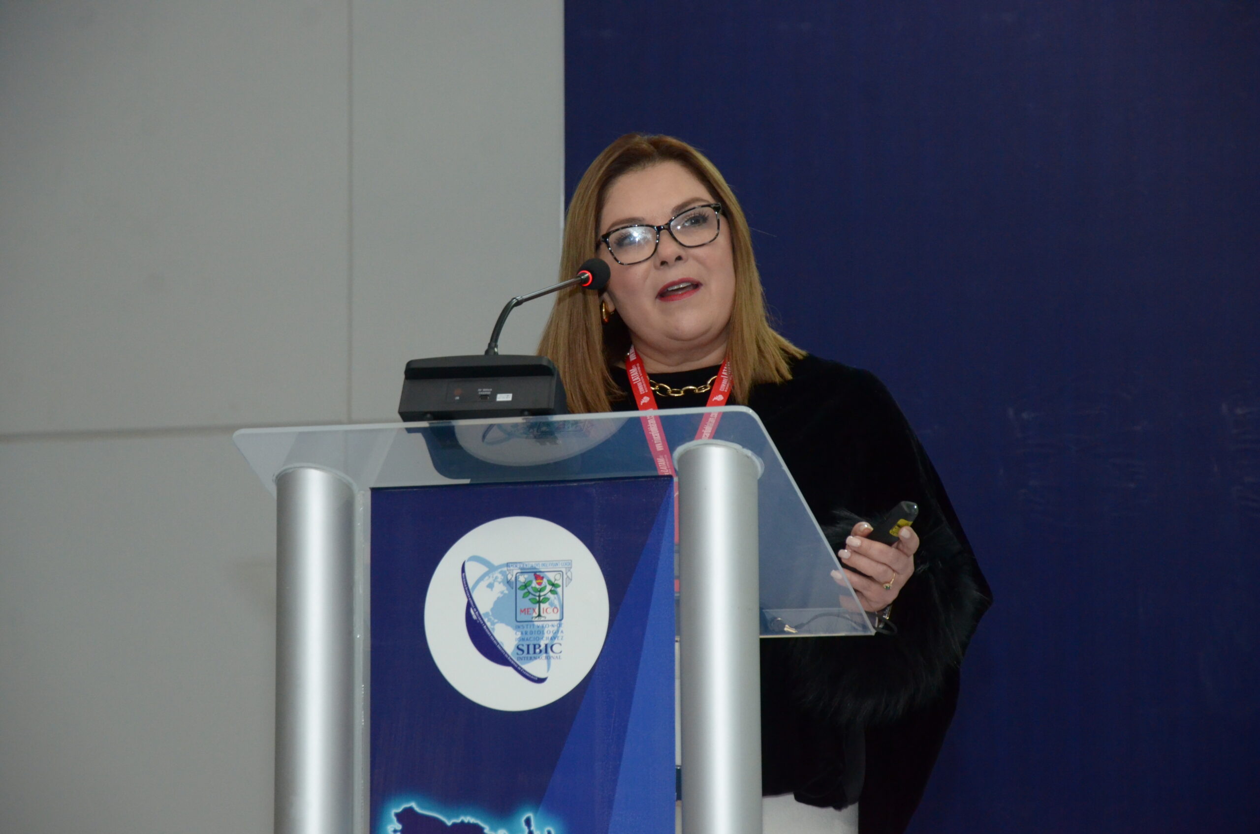 La Sra. Monserrat Esteban durante su ponencia: La Perspectiva del Paciente sobre la MCH